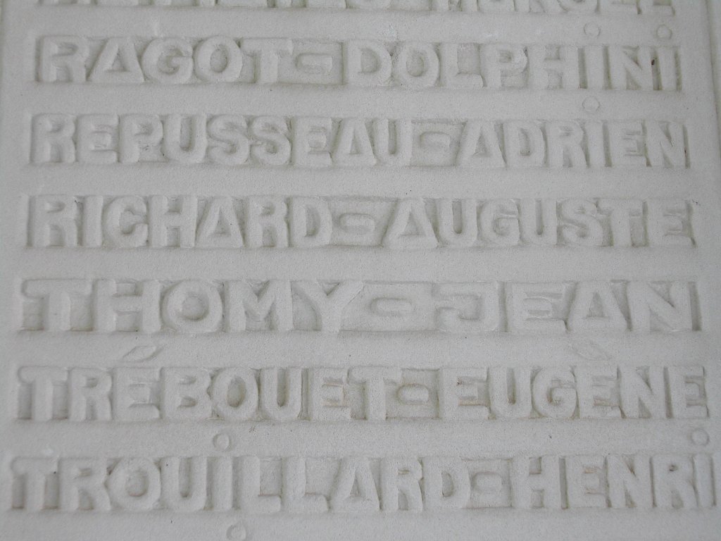 Des noms sur le monument